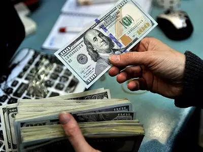 دولت با آزاد گذاشتن معاملات ارزی به دلار قاچاق رسمیت داده است/ خودمان بازی ترامپ را به سفره مردم منتقل می‌کنیم