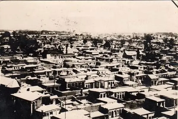 تصویری تاریخی سال ۱۲۵۰ خورشیدی از نقشه هوایی تهران در دوره قاجار ، کاخ گلستان در مرکز شهر واقع شده است