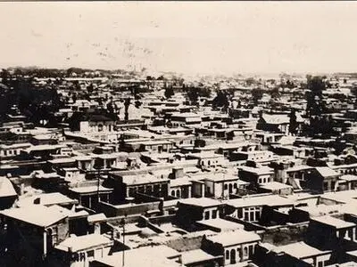 تصویری تاریخی سال ۱۲۵۰ خورشیدی از نقشه هوایی تهران در دوره قاجار ، کاخ گلستان در مرکز شهر واقع شده است