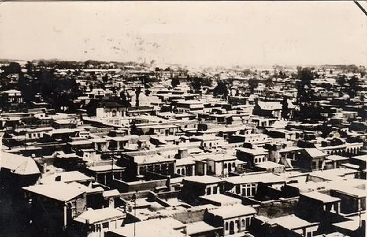 تصویری تاریخی سال ۱۲۵۰ خورشیدی از نقشه هوایی تهران در دوره قاجار ، کاخ گلستان در مرکز شهر واقع شده است