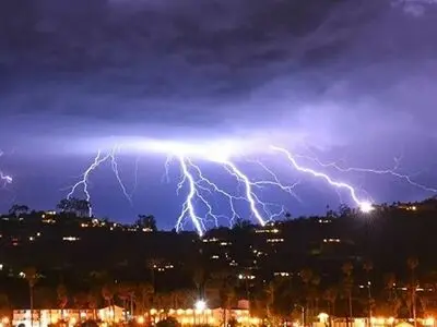 خسارت رعد و برق به منازل مسکونی در ارومیه /مصدومیت۲نفر 
