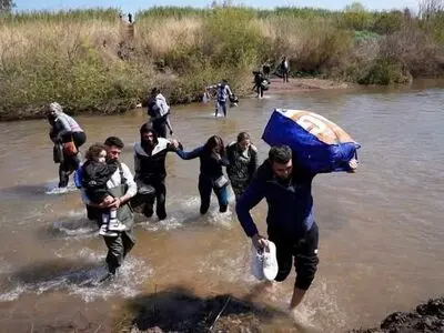 فرار خانواده‌های سوری به سمت مرزهای لبنان از ترس جنایات و کشتار دسته‌جمعی تروریست‌های تحریرالشام + عکس