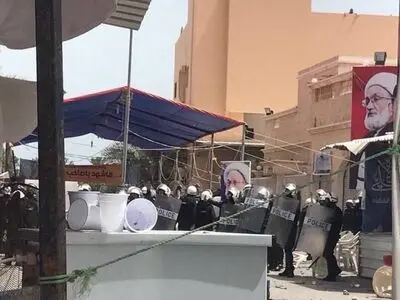 شلیک گاز اشک‌آور به منزل شخصی آیت‌الله شیخ عیسی قاسم+ فیلم