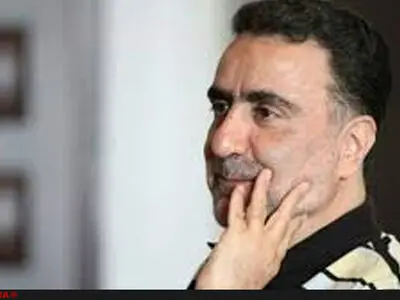 زندانی سیاسی از انتقال با دستبند و پابند و لباس زندان، مصون است/ قوه قضائیه با متخلفان برخورد کند