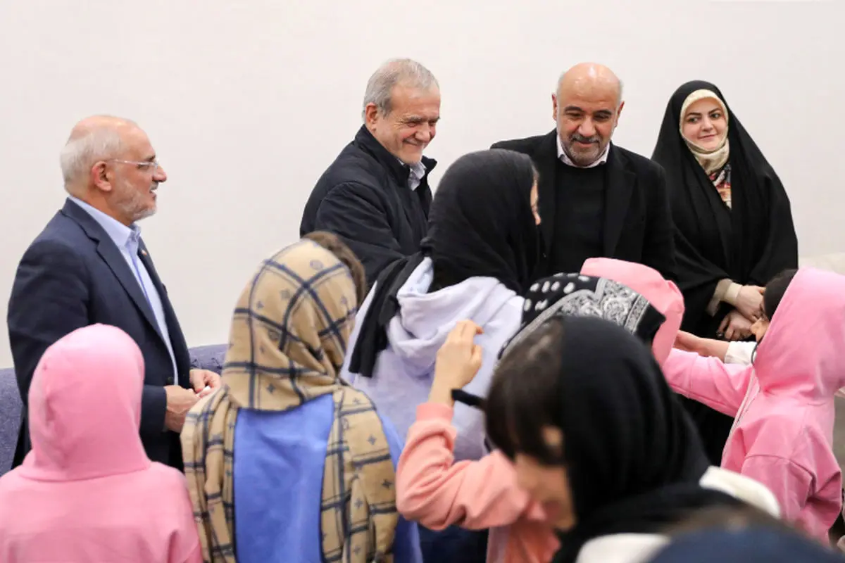 دیدار رئیس‌جمهور با جمعی از کودکان بی‌سرپرست و بدسرپرست در مجتمع «خانه دختران ایران»
