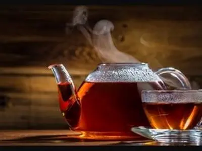 آیا نوشیدن چای داغ در هوای گرم واقعاً بدن را خنک می‌کند؟