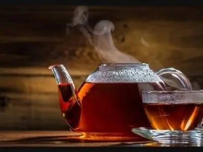 آیا نوشیدن چای داغ در هوای گرم واقعاً بدن را خنک می‌کند؟