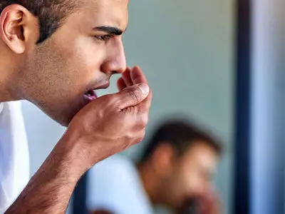 با این خوراکی بوی بد دهان را از بین ببرید