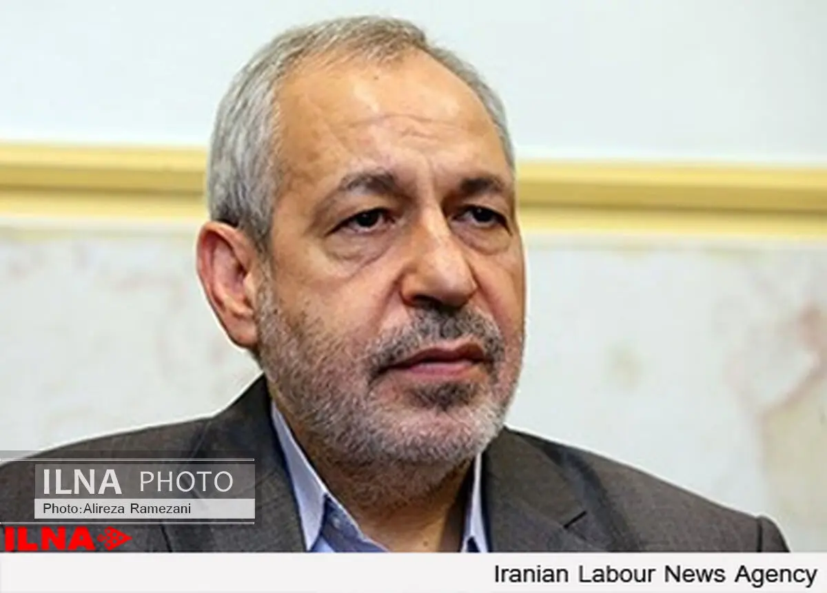 وزیر آموزش و پرورش با خانواده معلم فداکار شهرستان خاش دیدار کرد