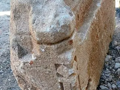 کشف تصادفی سنگ محراب تاریخی در بستان‌آباد/ قطعه سنگ تاریخی به مسجد جامع روستای انبارداران انتقال می‌یابد