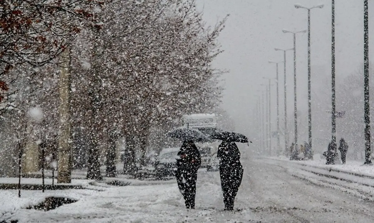 بارش برف گردنه «کِلوسِه» و محورهای فرعی فریدونشهر را مسدود کرد