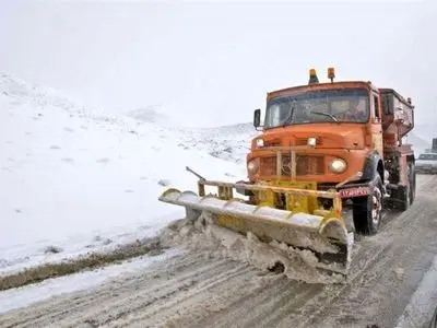 برف‌روبی۴۷۰۰ کیلومتر باند در محورهای کرمانشاه