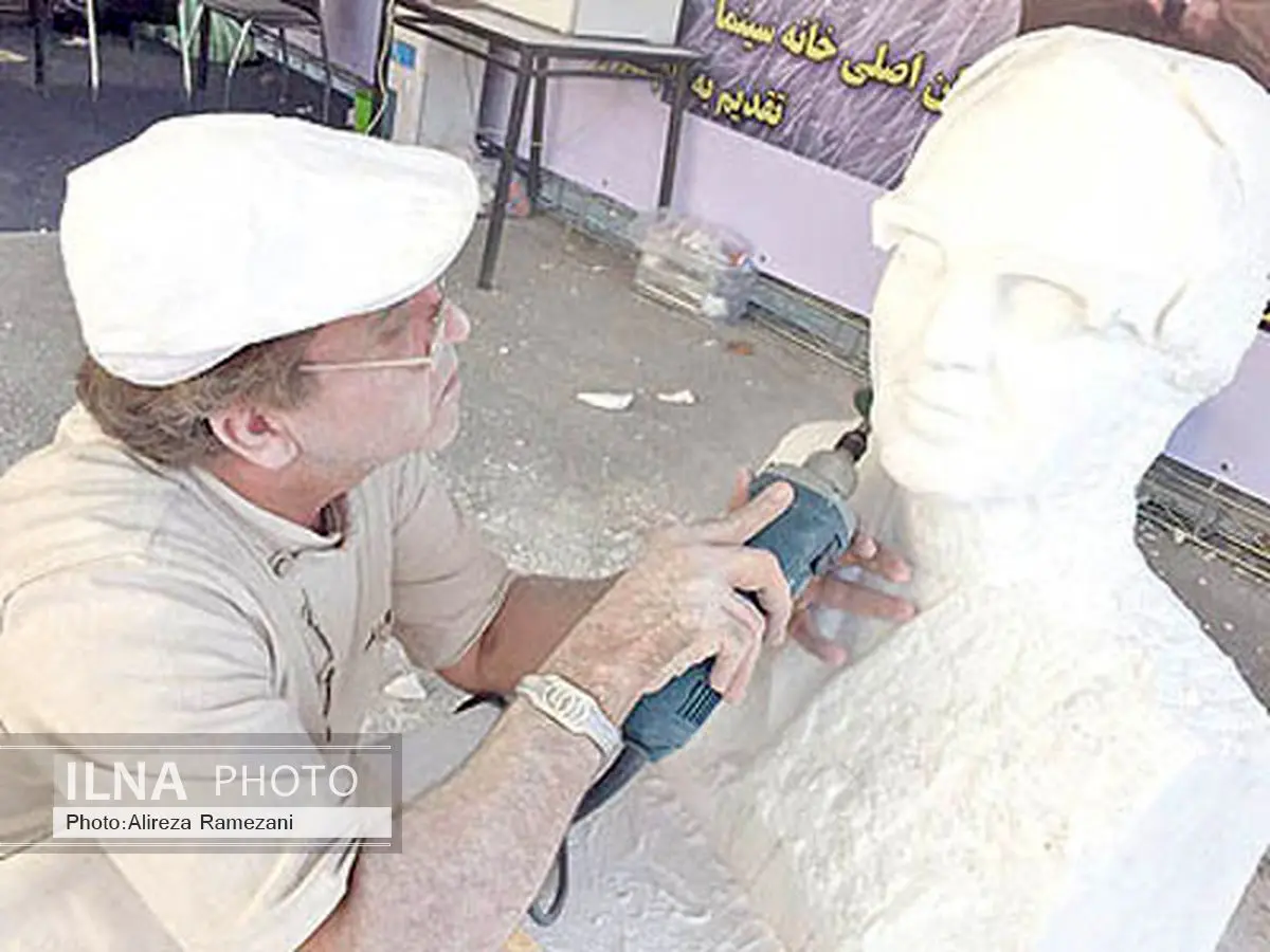 رونمایی از سردیس کیارستمی در هاله‌ای از ابهام