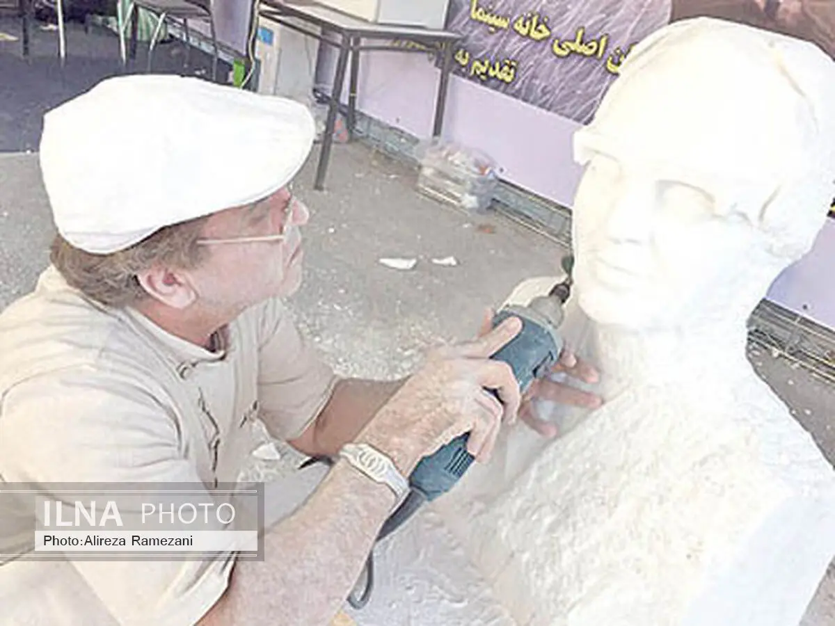 رونمایی از سردیس کیارستمی در هاله‌ای از ابهام