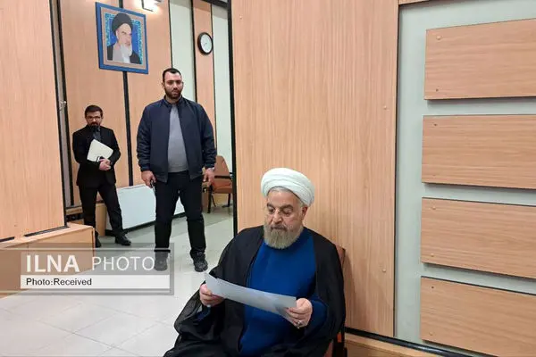 ویدئو/ حضور روحانی در وزارت کشور برای تکمیل ثبت‌نام در انتخابات خبرگان