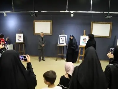 «زنگ آخر» در گالری فکه به صدا درآمد؛ روایت مقاومت در قاب هنر 