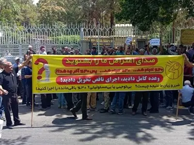 تجمع بازنشستگان فولاد مقابل استانداری اصفهان/ مرحله سوم متناسب‌سازی اجرایی شود