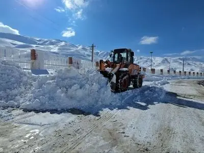 محورهای مواصلاتی آذربایجان غربی باز و تردد در جریان است/ لزوم استفاده از زنجیر چرخ در جاده های کوهستانی