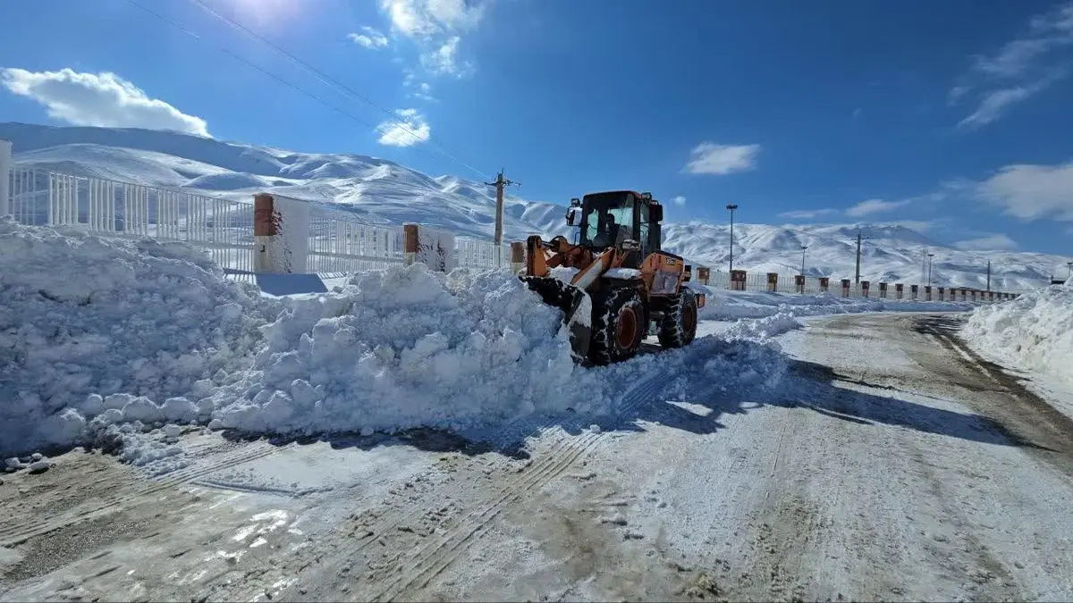 محورهای مواصلاتی آذربایجان غربی باز و تردد در جریان است/ لزوم استفاده از زنجیر چرخ در جاده های کوهستانی