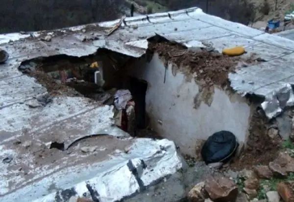 یک واحد مسکونی در خرم آباد بر اثر بارش باران تخریب شد
