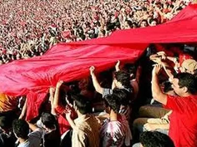 جشن و پایکوبی پرسپولیس‌ها مقابل رستوران علیمنصور 