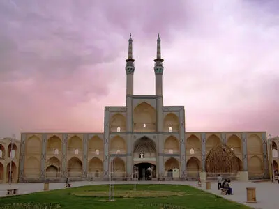 امام جمعه یزد از تعلل انجام کار در دستگاه های دولتی انتقاد کرد