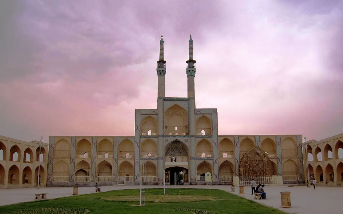 امام جمعه یزد از تعلل انجام کار در دستگاه های دولتی انتقاد کرد