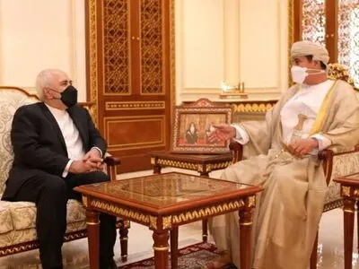 ظریف با وزیر دفتر سلطان عمان دیدار کرد 