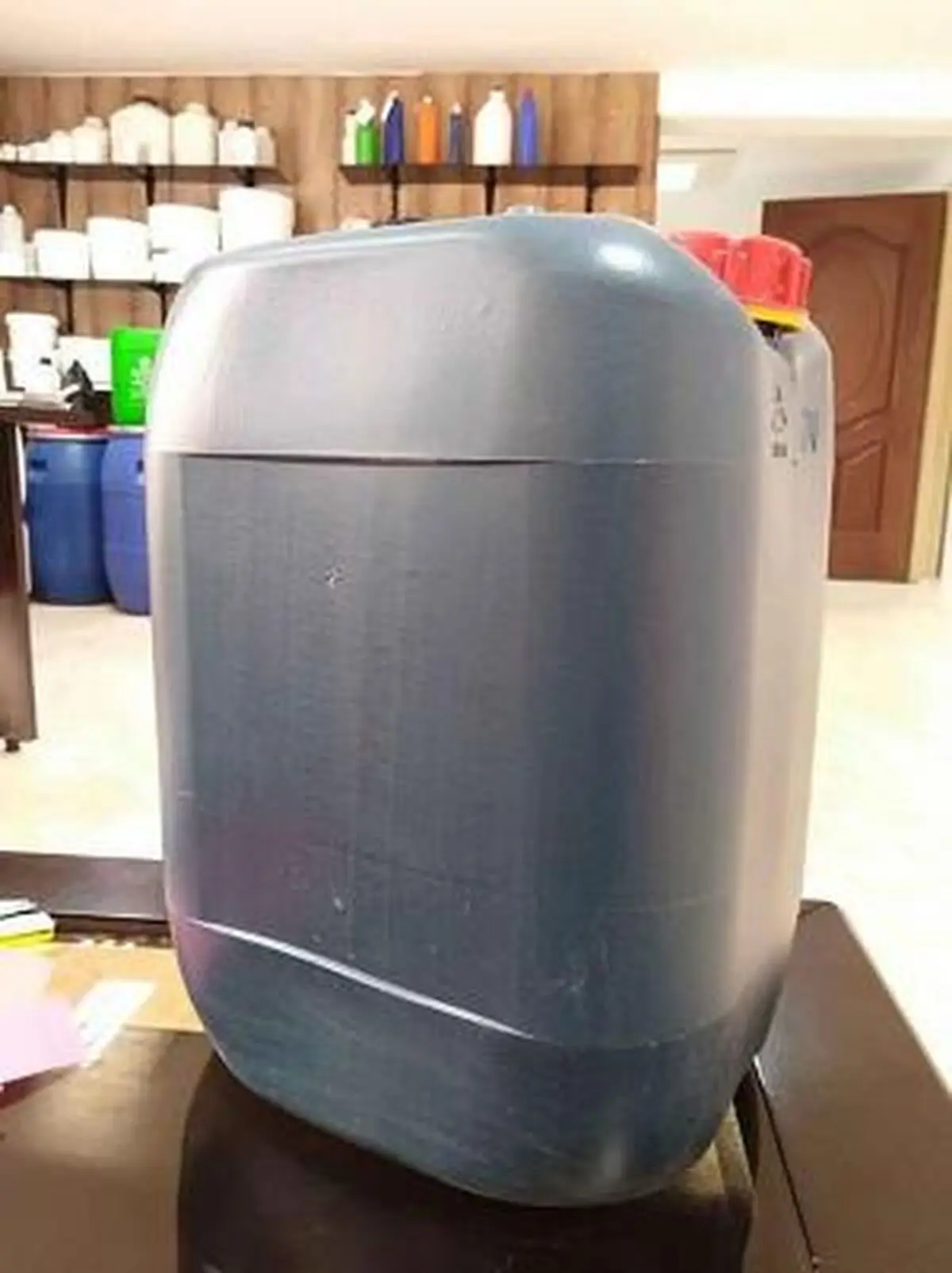 کشف هزار و 300 گالن رنگ قاچاق در بندر عباس 
