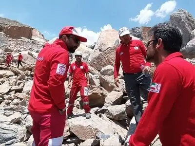 ادامه عملیات امدادرسانی در حادثه ریزش معدنِ شازند/نقطه یابی محل محبوسان در زیر آوار کوه + عکس و فیلم