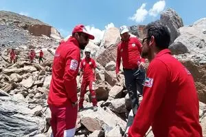 ادامه عملیات امدادرسانی در حادثه ریزش معدنِ شازند/نقطه یابی محل محبوسان در زیر آوار کوه + فیلم