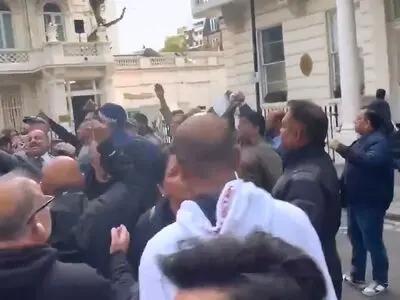 هندی ها و پاکستانی ها در لندن در مقابل سفارت پاکستان مقابل هم جمع شدند و علیه یکدیگر شعار دادند + فیلم