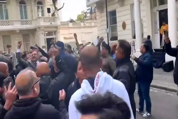 هندی ها و پاکستانی ها در لندن در مقابل سفارت پاکستان مقابل هم جمع شدند و علیه یکدیگر شعار دادند + فیلم