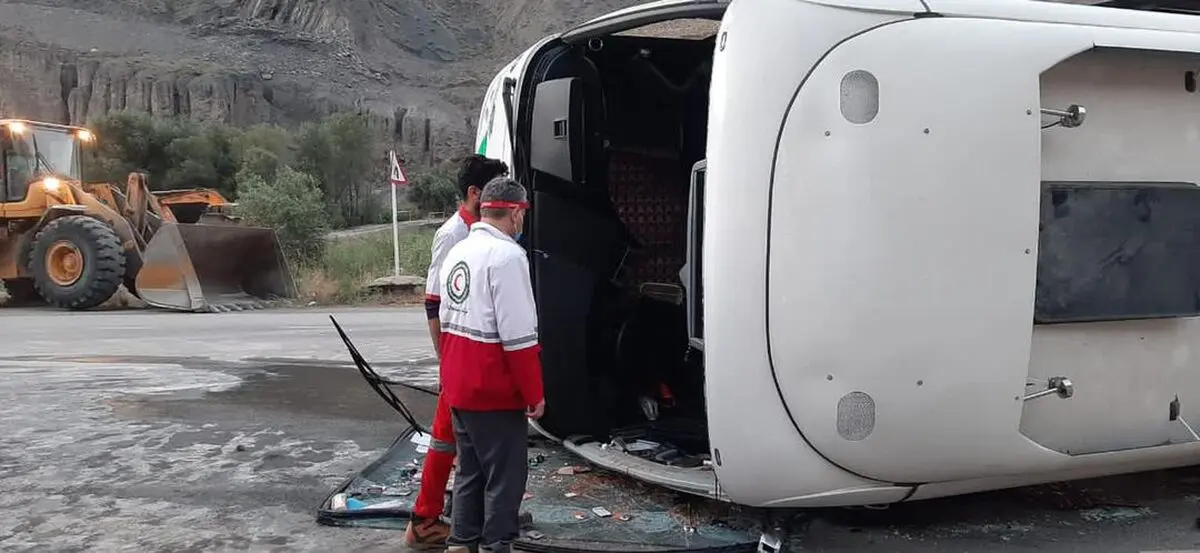 واژگونی اتوبوس در جاده هراز با ۳ کشته و ۴۱ مصدوم