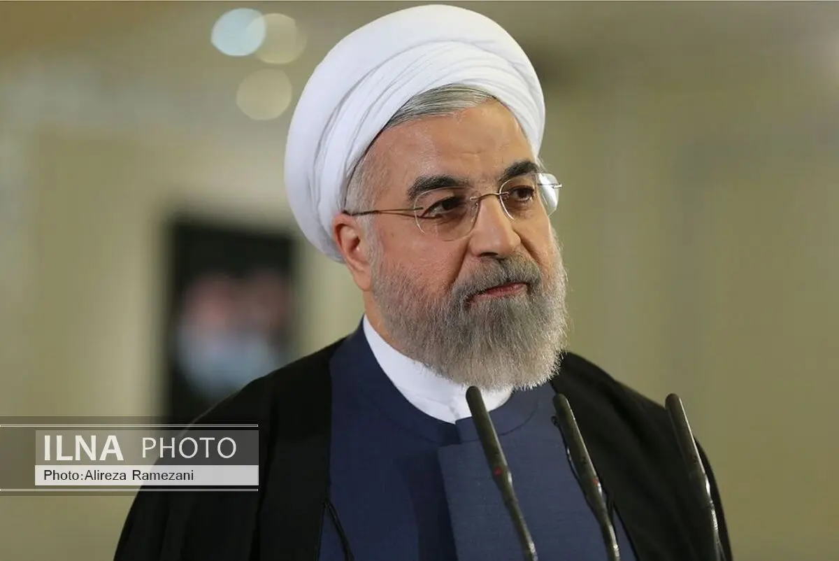 روحانی در سالن اجلاس سران برای مردم سخنرانی می‌کند