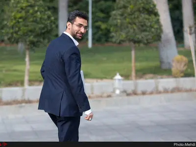 حضور وزیر ارتباطات همراه با خانواده در راهپیمایی 22 بهمن 