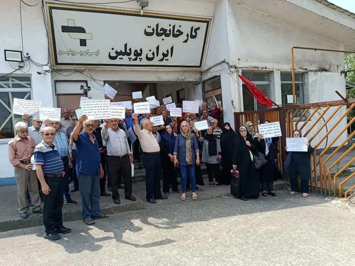 تجمع کارگران سهامدار ایران پوپلین مقابل درب کارخانه/ در این سی سال یک ریال سود واریز نشد/ اموال کارخانه را نفروشید!