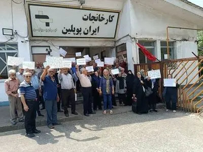 تجمع کارگران سهامدار ایران پوپلین مقابل درب کارخانه/ در این سی سال یک ریال سود واریز نشد/ اموال کارخانه را نفروشید!