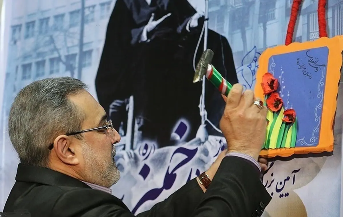 نواختن زنگ گلبانگ انقلاب اسلامی توسط وزیر آموزش‌وپرورش 