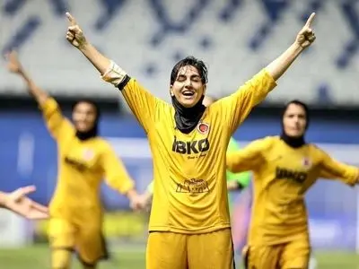 اگر به واسطه شادی پس از گل بازیکن خاتون بم جریمه‌ یا حکمی صادر شده باشد، حتما آن را برمی‌گردانم/ به دنبال بهبود شرایط ورزش دختران‌ و بانوان‌ کشورمان هستم