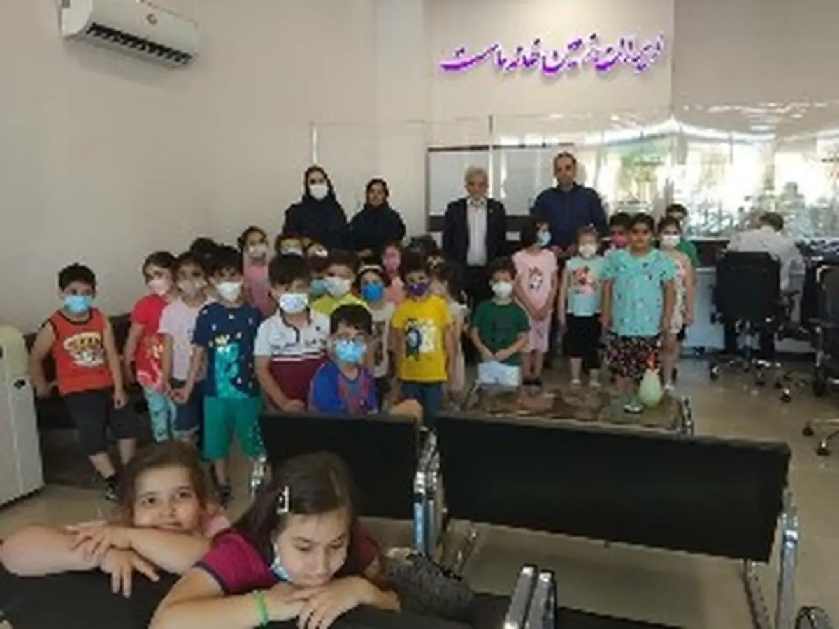 کودکان از شعبه بانک ایران زمین بازدید کردند