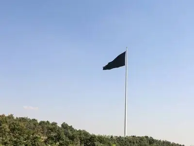  اهتزاز پرچم عزا بر فراز بلندترین برج پرچم کشور + عکس
