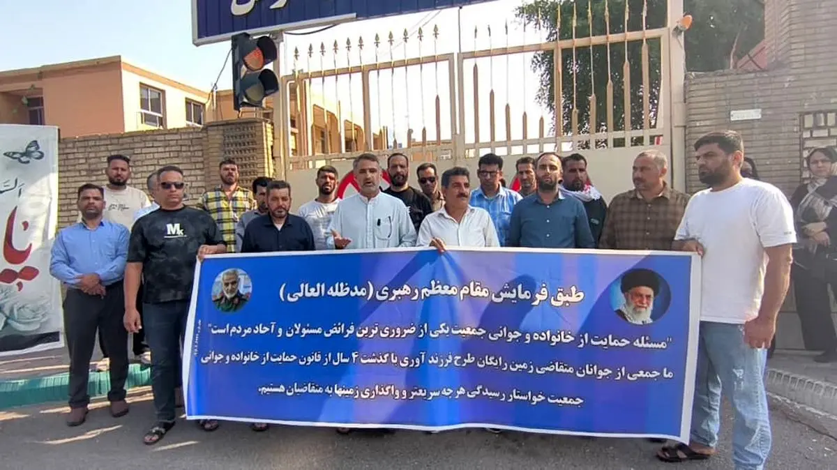 تجمع متقاضیان طرح جوانی جمعیت مقابل فرمانداری شوش