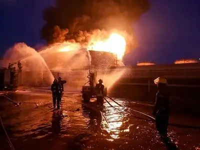 جزئیات مصدومیت سه کارگر در آتش‌سوزی یک کارخانه ظروف بیمارستانی در اهواز