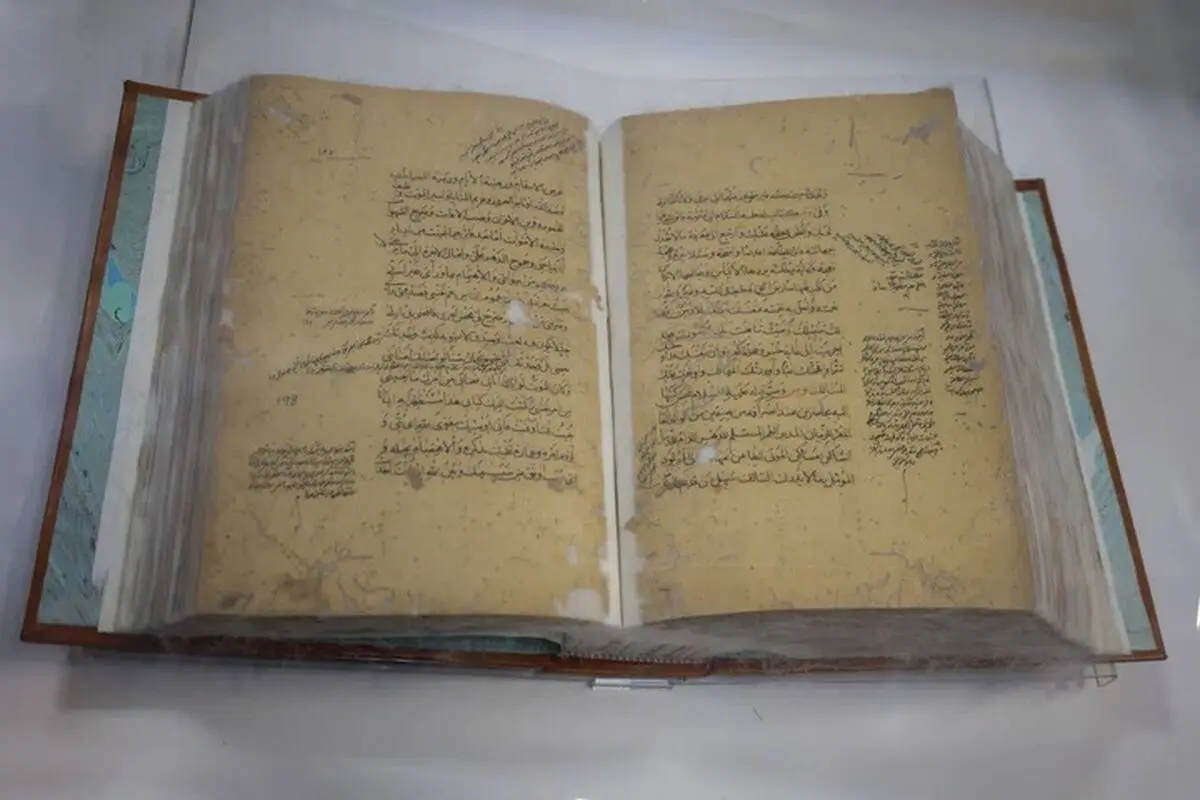 رونمایی نسخه خطی ۴۰۰ ساله نهج‌البلاغه اهدایی رهبر شهید انقلاب به کتابخانه آستان قدس رضوی