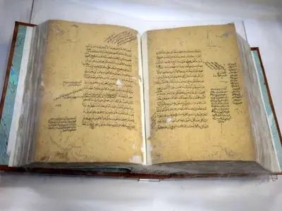 رونمایی نسخه خطی ۴۰۰ ساله نهج‌البلاغه اهدایی رهبر شهید انقلاب به کتابخانه آستان قدس رضوی