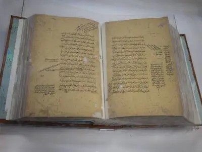 رونمایی نسخه خطی ۴۰۰ ساله نهج‌البلاغه اهدایی رهبر شهید انقلاب به کتابخانه آستان قدس رضوی