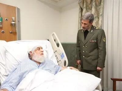 وزیر دفاع از رئیس بنیاد شهید و امور ایثارگران عیادت کرد