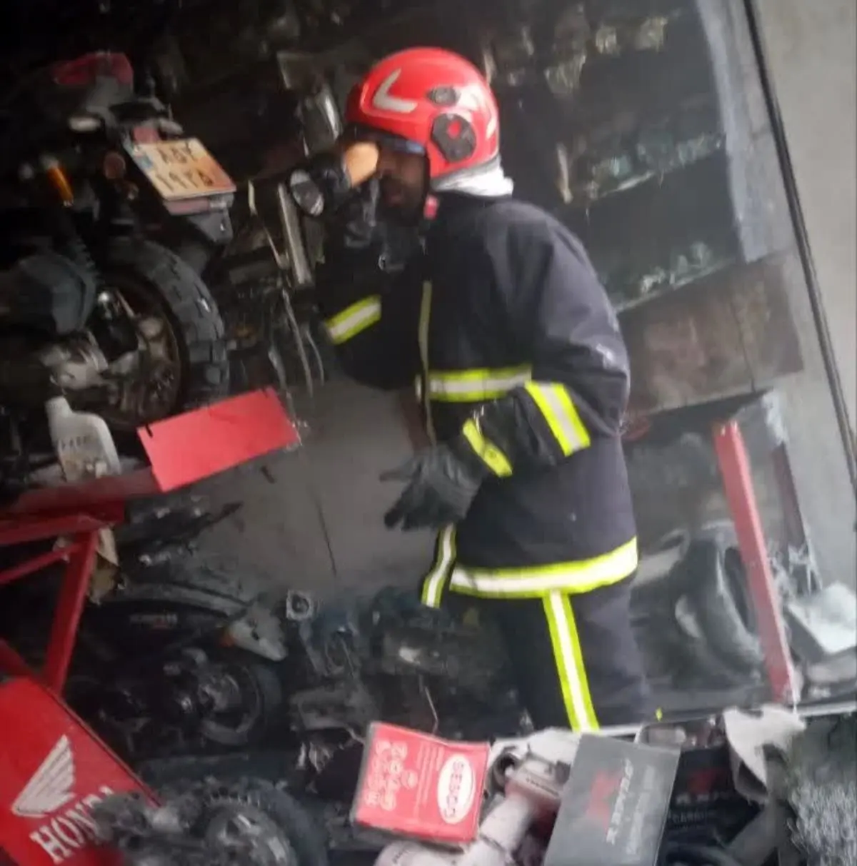 حریق تعمیرگاه موتورسیکلت در شوش بر اثر نشتی بنزین