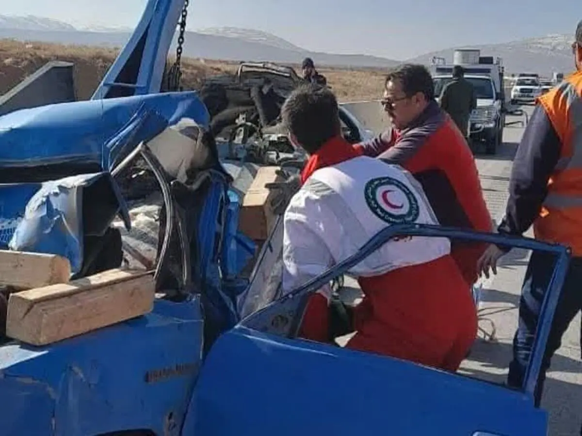 تصادف نیسان و بنز تک در آزادراه شاهچراغ (ع) با یک جانباخته

